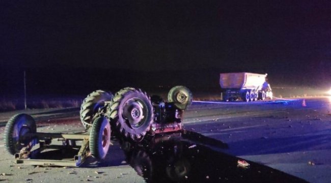 Devrilen traktörden yola savruldu, kamyon altında kalıp öldü