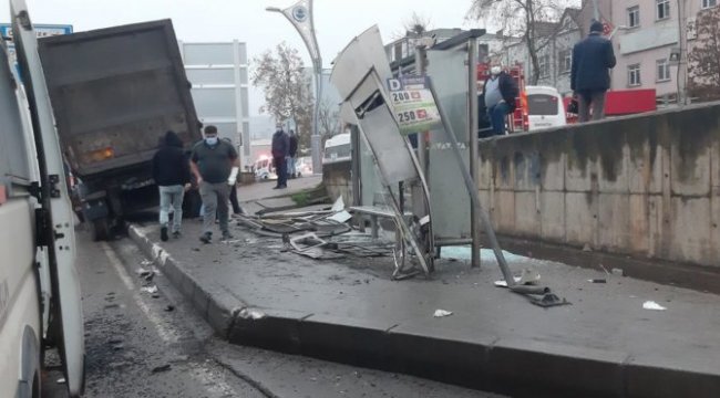 Kocaeli'de kontrolden çıkan TIR durağı parçalayarak servis minibüsüne çarptı