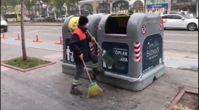 Temizlik personelinden alkışlanacak hareket...Yerde bulduğu 5 bin lirayı sahibine teslim etti