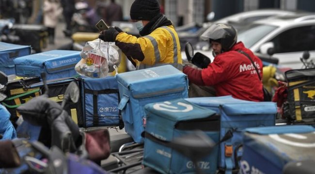 Çin'de çalışma şartlarından şikayetçi olan kurye kendini ateşe verdi