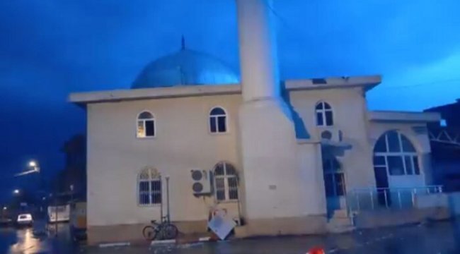 Minareye düşen yıldırım, camide hasar oluşturdu