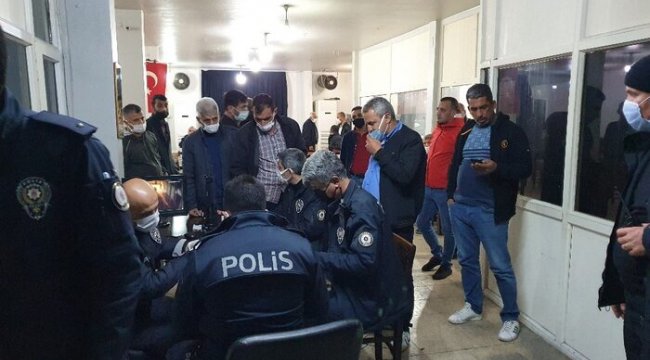 Adana'da kahvehaneye baskın: 37 kişiye sokağa çıkma yasağından ceza kesildi