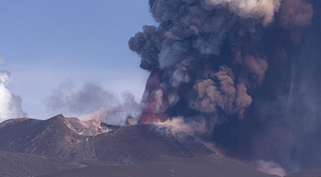 Etna Yanardağı yeniden faaliyete geçti