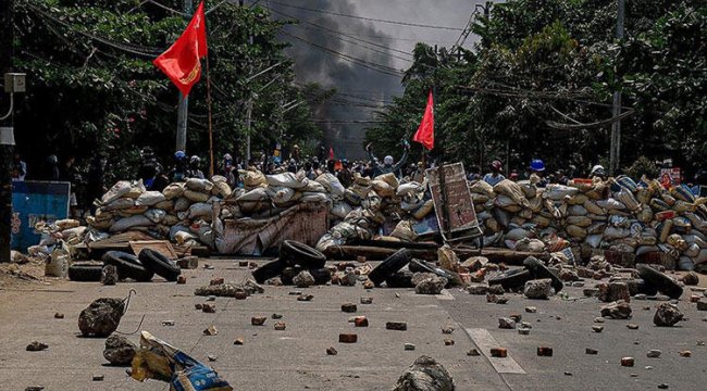 Myanmar'da ölü sayısı 737'ye çıktı