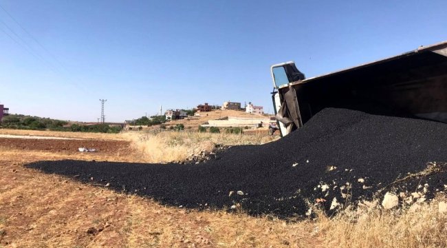 Gercüş'te Yola çıkan araca çarpmamak için direksiyonu kırdı, kendi aracı devrildi