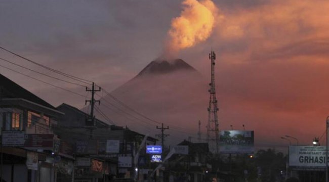 Merapi Yanardağı'nda bir ayda ikinci patlama