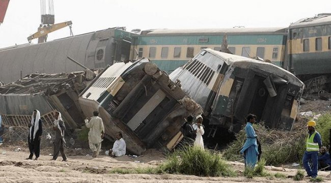 Pakistan'daki tren kazasında ölenlerin sayısı 62'ye yükseldi