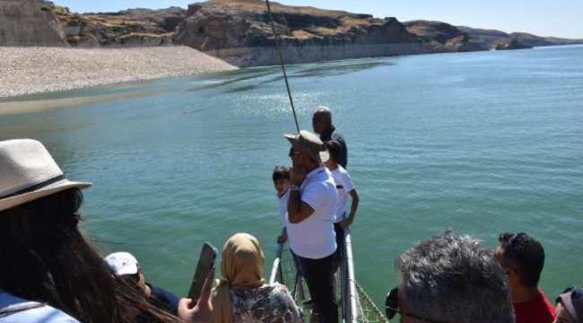 Göl sahasında kalan Hasankeyf'te tekne turları başladı