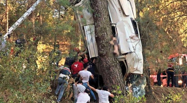 Türbeden dönenlerin minibüsü devrildi 8 Ölü 8 Yaralı