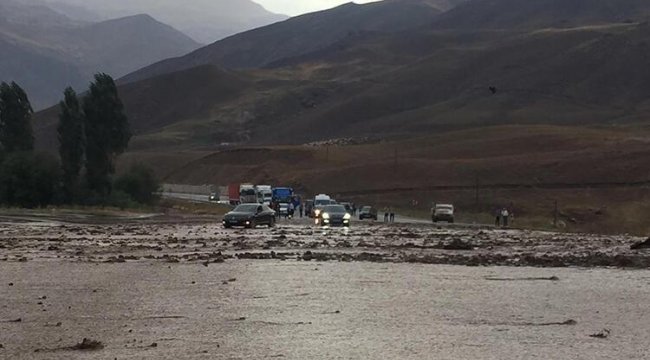 Van-Hakkari kara yolu sel nedeniyle kapandı! İş yerlerini su bastı