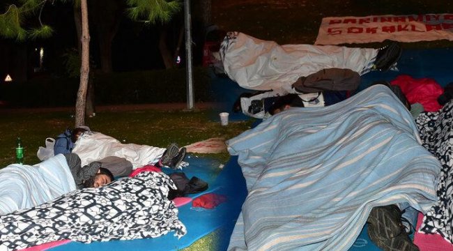 İstanbul'un ardından İzmir'de de öğrenciler parkta sabahladı: Barınamıyoruz