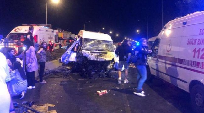 İzmir'de zincirleme trafik kazası: 1'i ağır, 11 yaralı