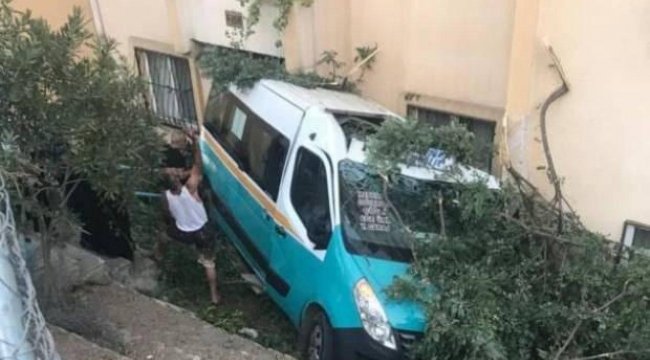 Minibüs apartman bahçesine düştü: 20 yaralı