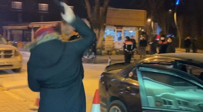 Ehliyetsiz genç polise yakalandı! Öfkelenen anne, çakarlı lambayı oğlunun başında parçaladı!