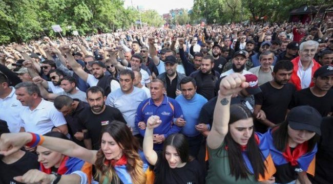 Protestocular Ermenistan Başbakanı'nın İstifasını İstedi