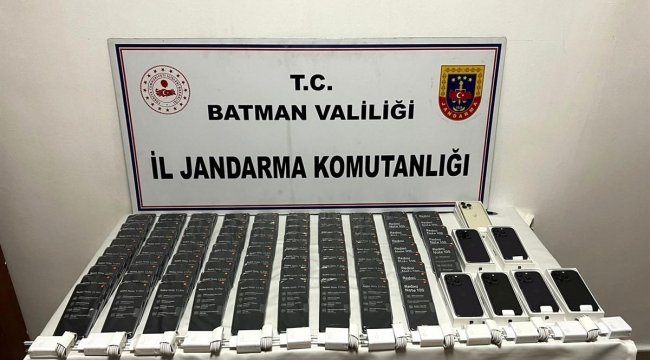 Batman'da durdurulan otomobilde çok sayıda kaçak telefon ele geçirildi