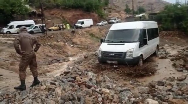 Kozluk'ta Sağanak sele dönüştü, evleri su bastı, araçlar suda sürüklendi