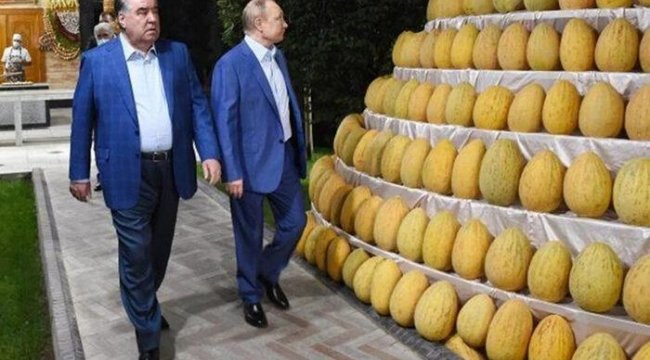 Putin'in doğum günü hediyeleri olay oldu! 20 bin askerli kutlama, bir kamyon kavun ve traktör…