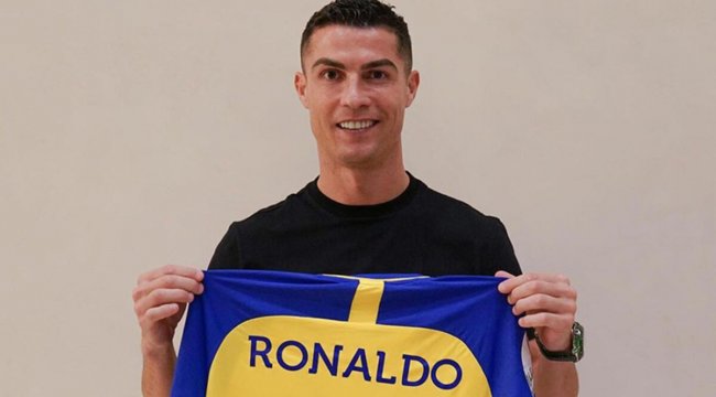 Cristiano Ronaldo, resmen Al Nasrr'da! Formayı giydi, imzayı attı