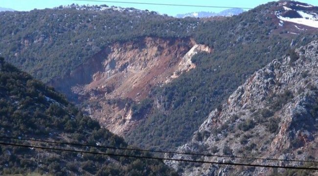 Dehşete düşüren görüntü! 2 büyük deprem, 2 dağı birleştirdi