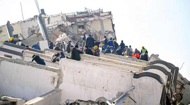 Kurtarma ekipleri ve 100 bin gönüllüyle 6 bin binada hayat izi aranıyor