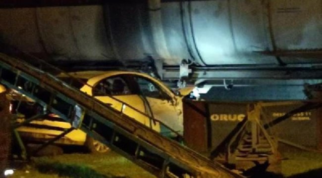 BİSMİL'DE OTOMOBİL, YÜK TRENİNE ÇARPTI: 3 YARALI