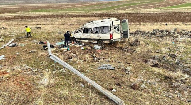 Kayseri'de minibüs şarampole uçtu: 2 ölü, 7 ağır yaralı