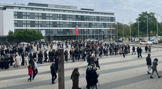 Uzun kuyruklar oluşturdular! Seçimin 2. turu için Almanya'da oy verme işlemi başladı...