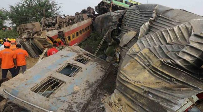 Hindistan'daki tren faciası 288 ölü, 900'den fazla yaralı