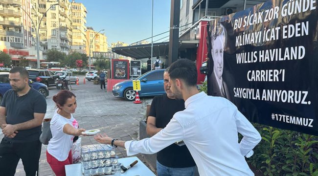 Adanalılar, klimanın mucidini tatlı dağıtarak andı