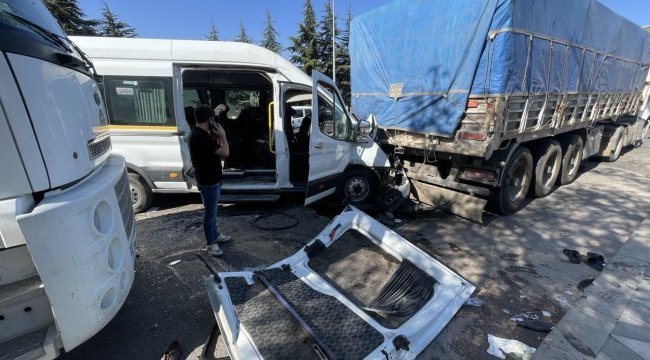 İşçi servisi minibüsle kafa kafaya çarpıştı: 21 yaralı